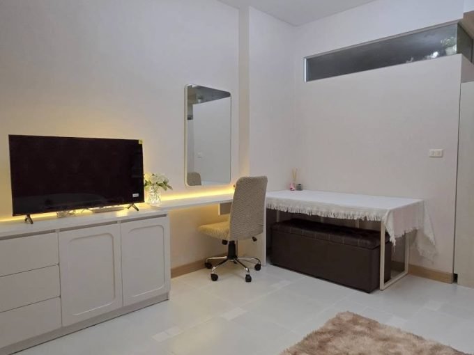 1 bedroom condo for rent at Supalai River Place Charoen Nakhon. 35 sqm unit in Bangkok. Contact BACH Bangkok for more information.